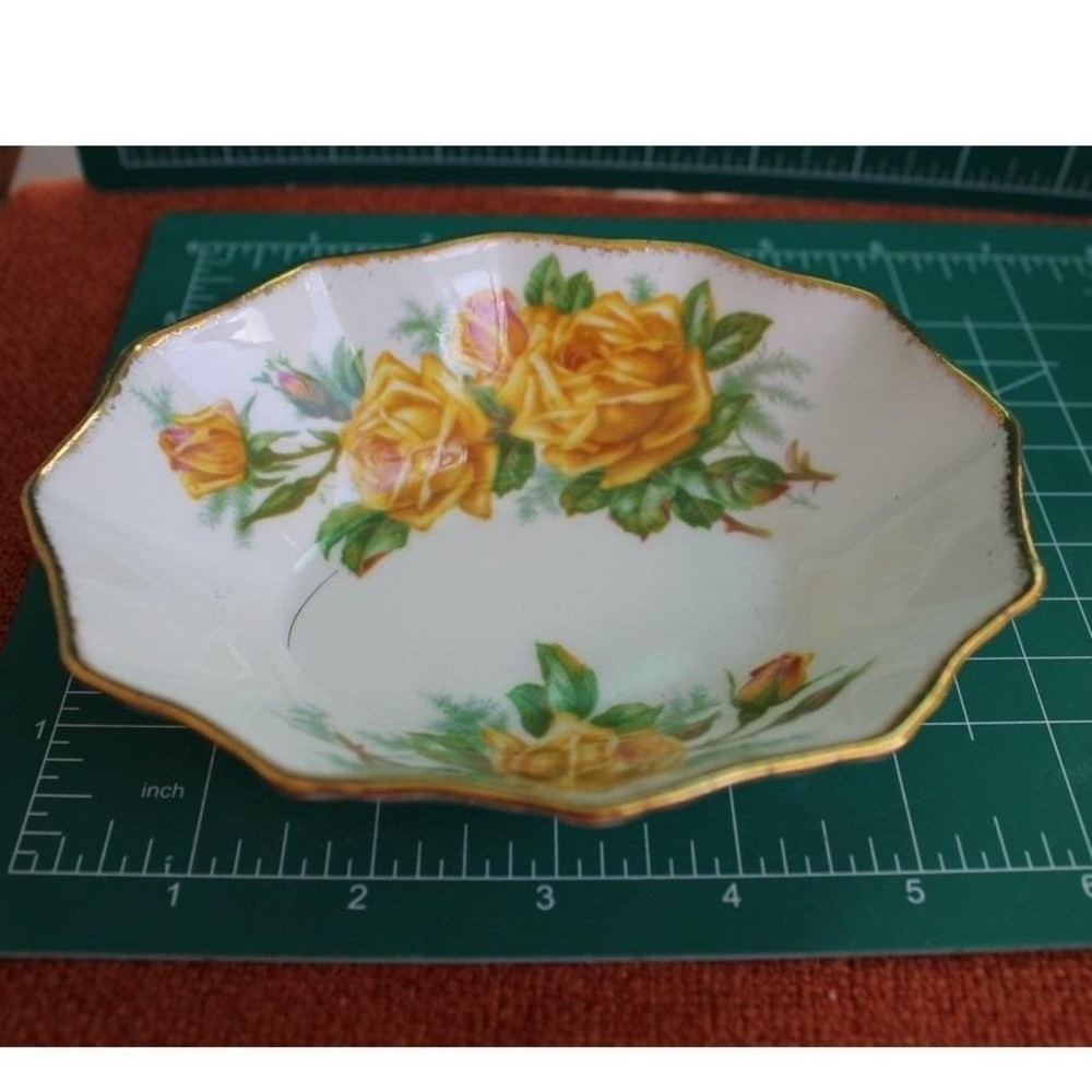 Royal‎ Albert Tea Rose Bone China Small Oval Scalloped Bowl Yellow Rose England
